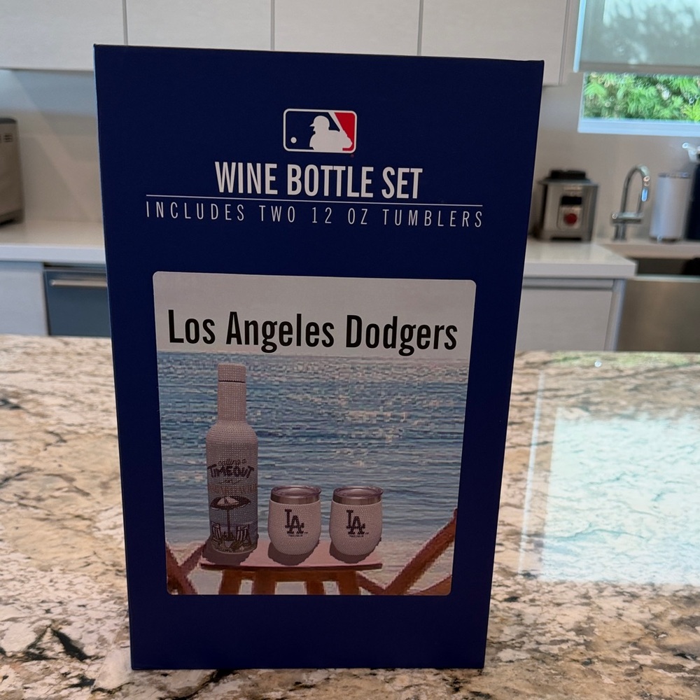 Los Angeles Dodgers Wine Bottle Set with Tumblers